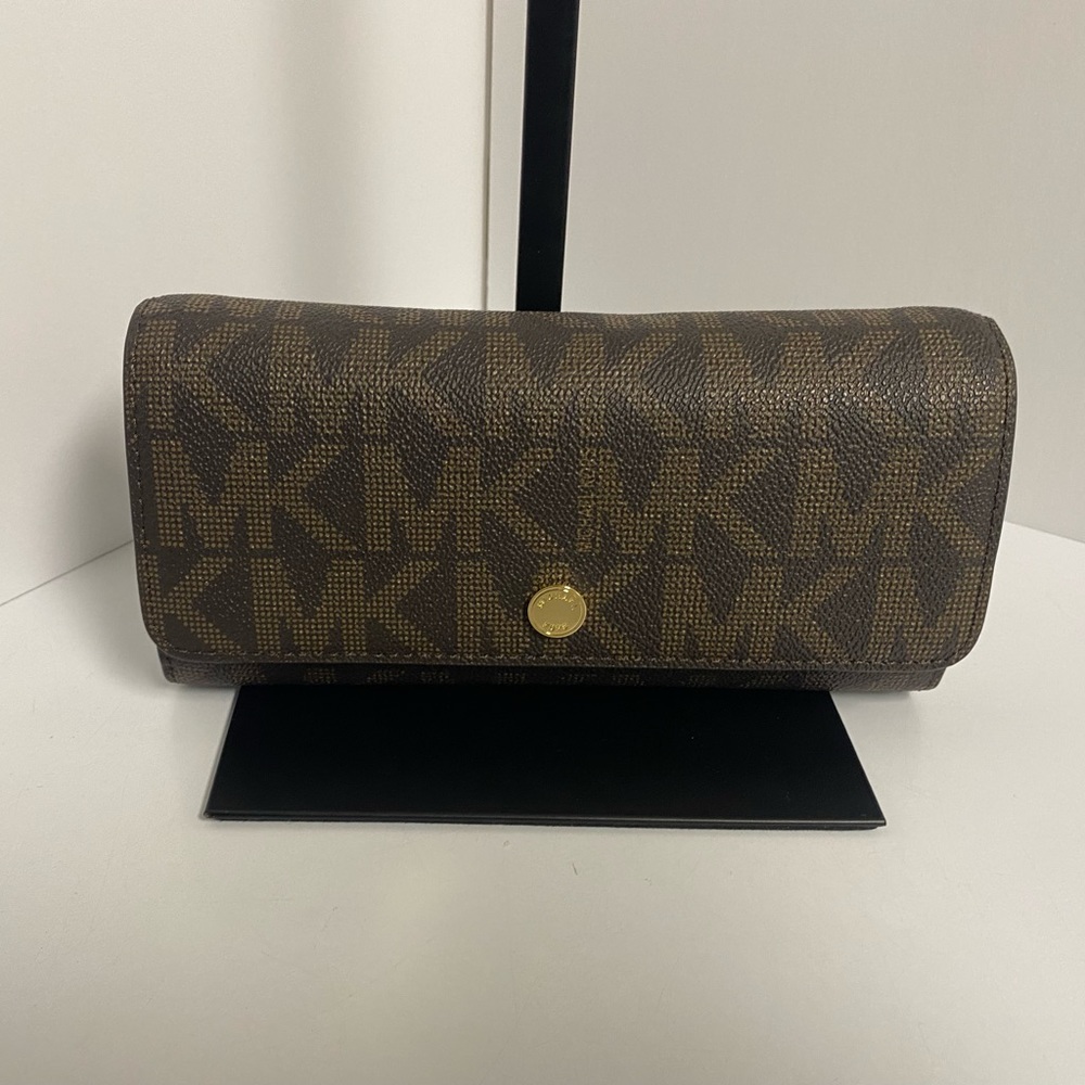 MICHAEL KORS JET SET TRAVEL WALLET ON A CHAIN